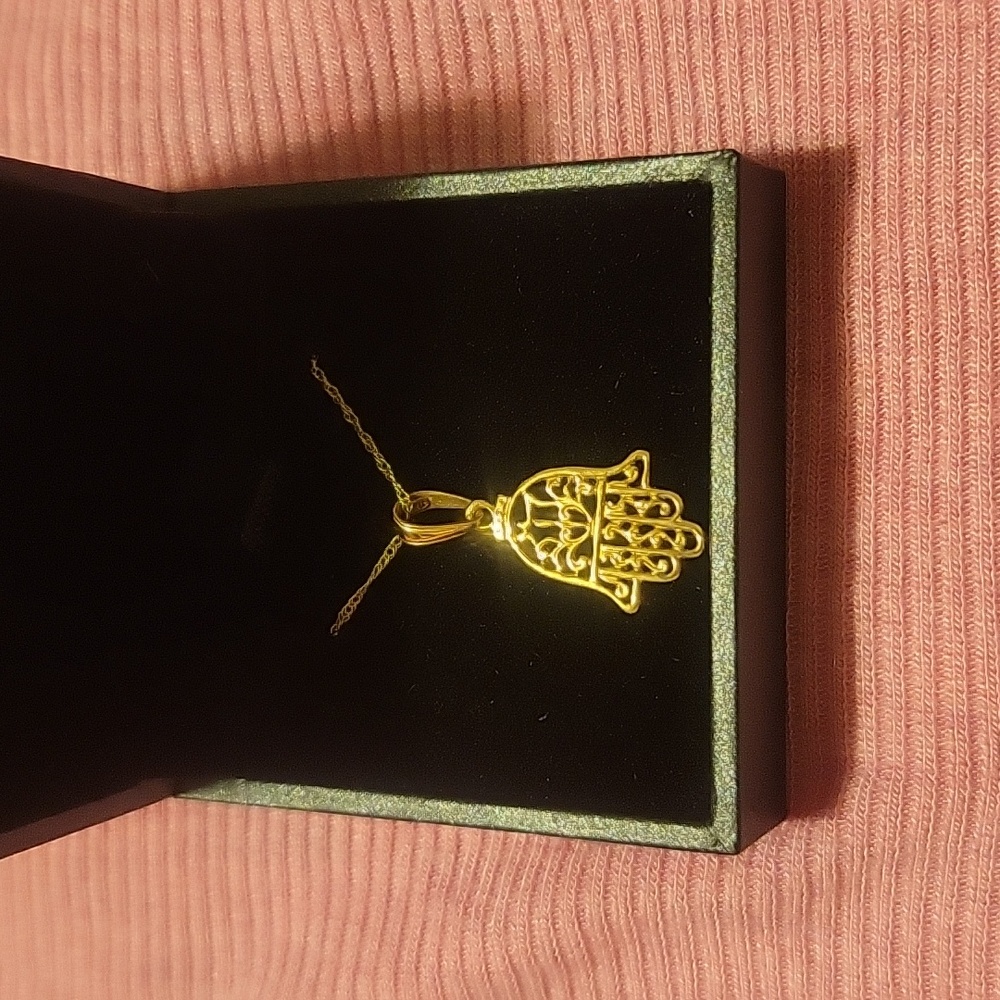 14 k real gold necklace Hamza with 18 inches chine.